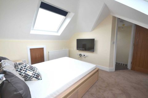 Room 8, Church Road, Reading RG6, Room to rent