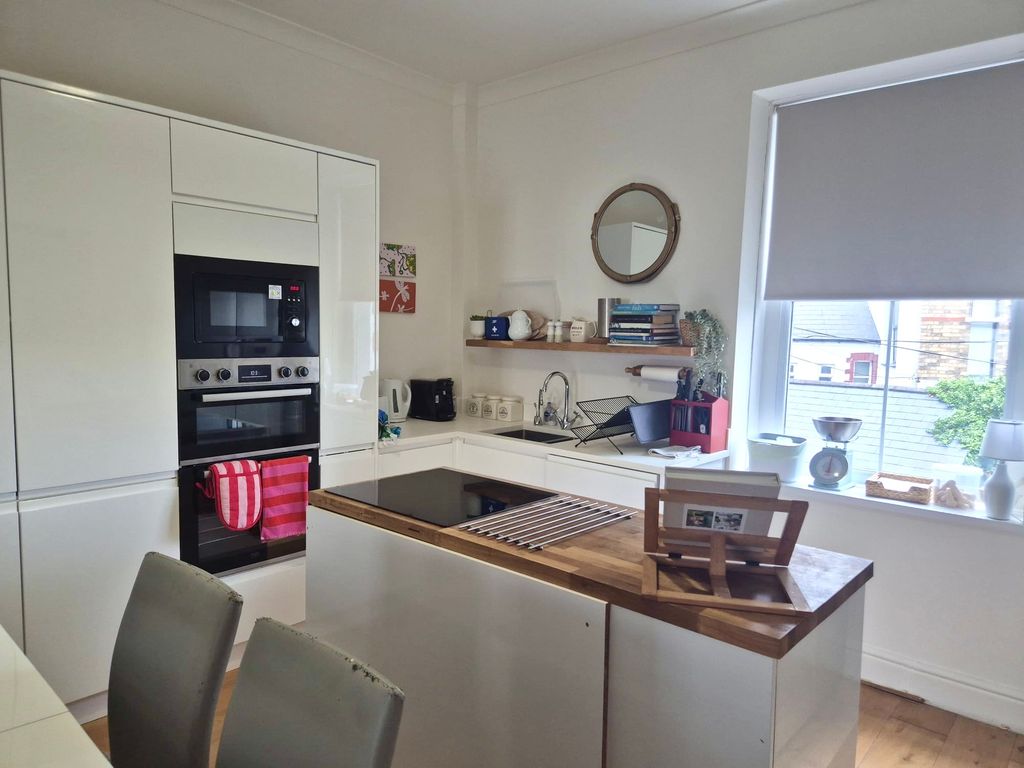 3 bed flat to rentBradenham Place, Penarth CF64