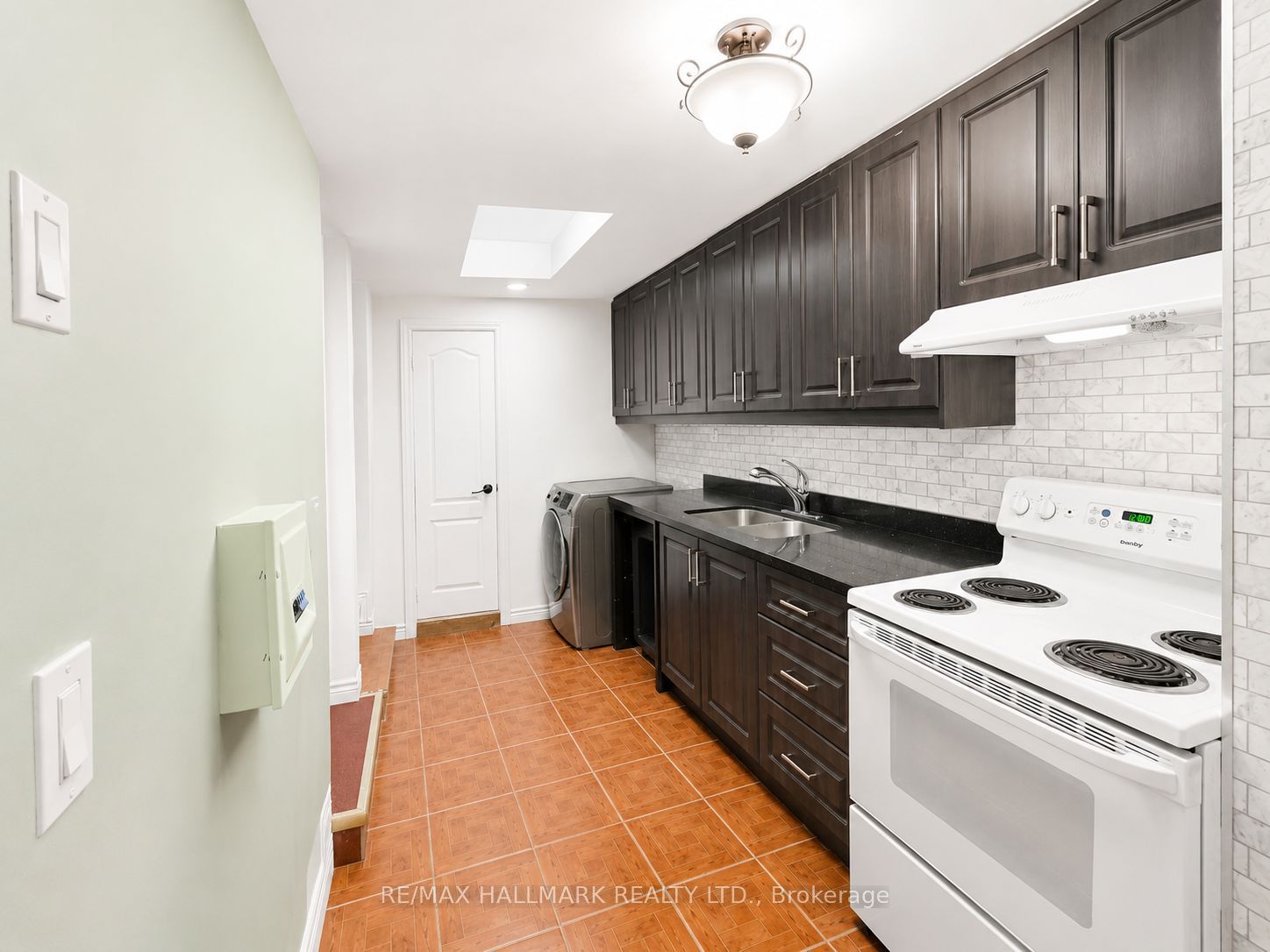 Additional image 3 of Main Rm 1-866 Bathurst Street, Toronto, ON, M5R 3G3