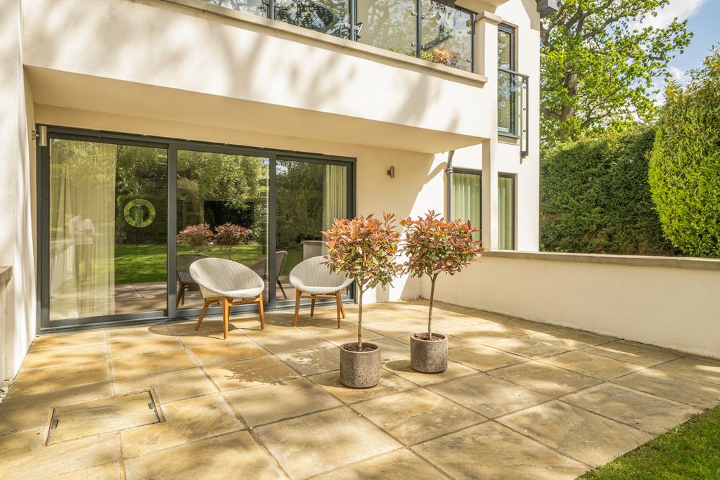 Additional image 8 of 3 bed flat for saleSouth Park Crescent, Gerrards Cross, Buckinghamshire SL9