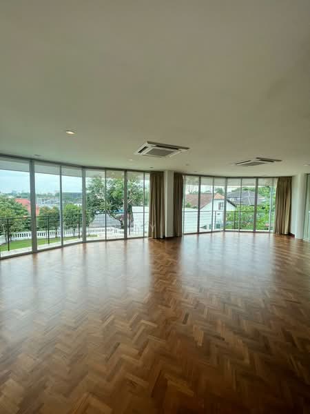 Rare Prime Location Elevated Two Storey with basement Good Class Bungalow for Rental photo 5