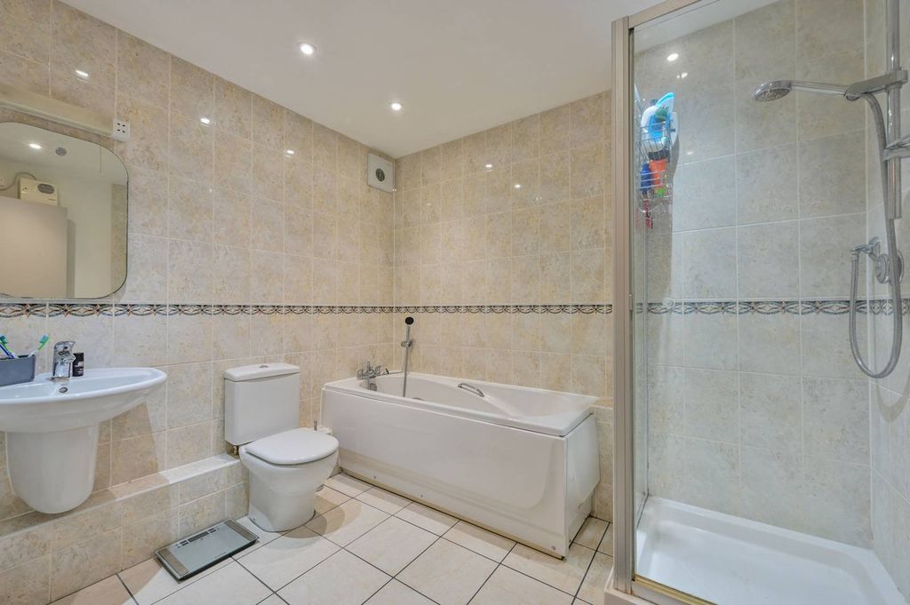 Additional image 12 of 3 bed flat to rentSydenham Road, Guildford GU1