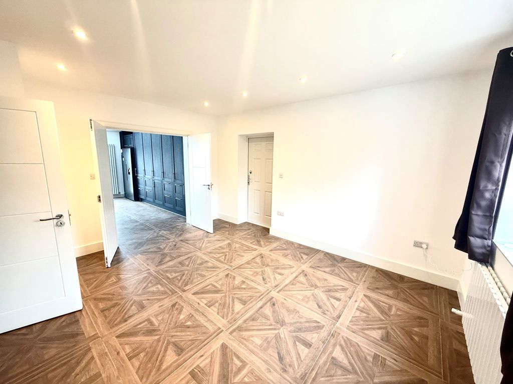 Additional image 2 of 3 bed property to rentSaxville Road, Orpington BR5