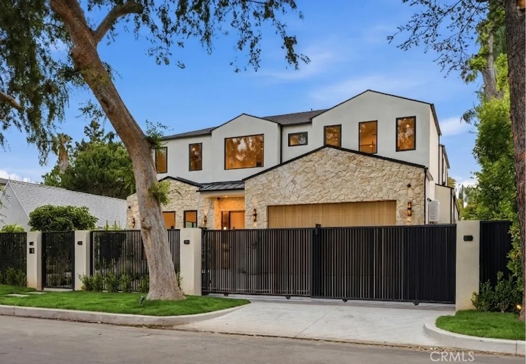 4447 Matilija Ave, Sherman Oaks, CA 91423 photo 2
