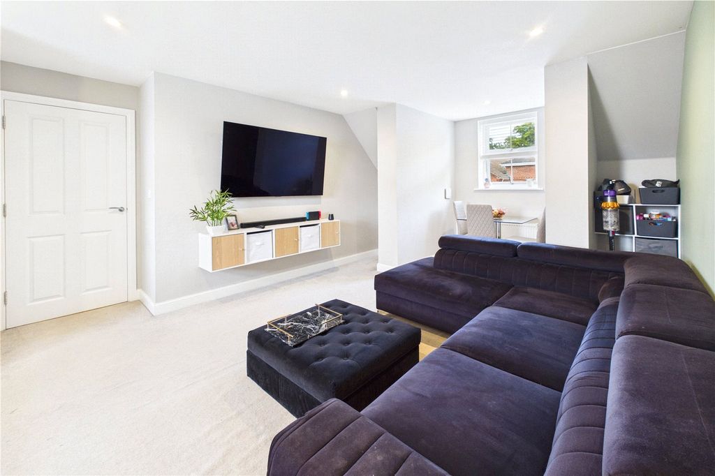 Additional image 14 of 2 bed flat to rentHutton Close, Newbury, Berkshire RG14