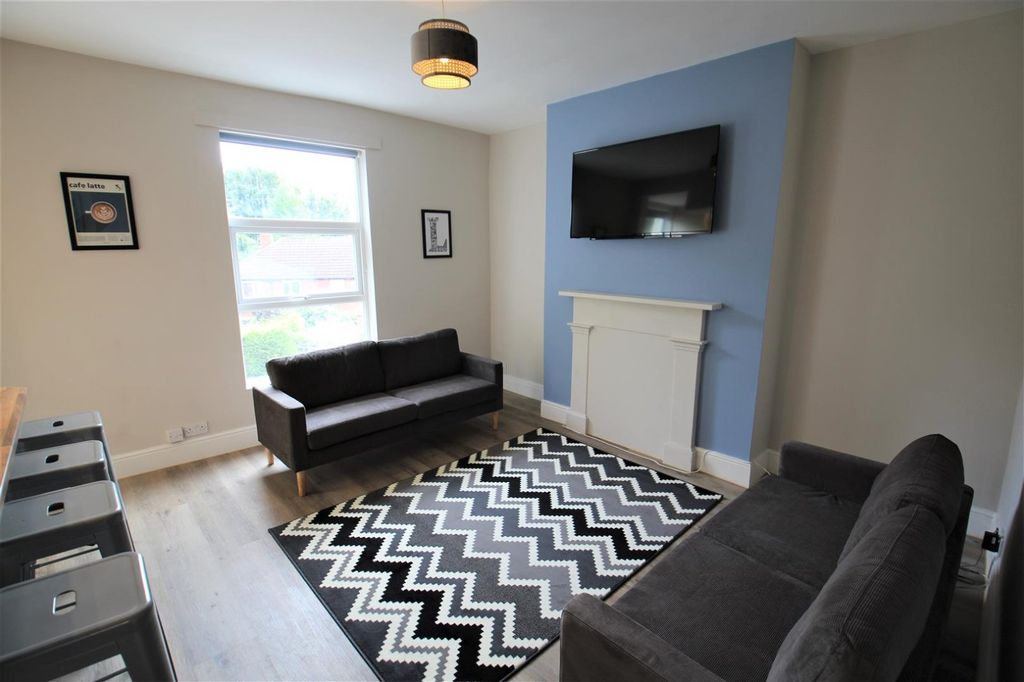 Additional image 4 of 4 bed flat to rentCliff Road, Woodhouse, Leeds, West Yorkshire LS6