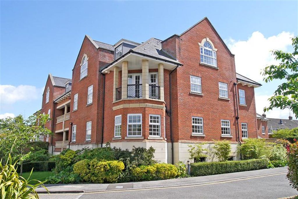 2 bed flat to rent5 Potters Place, Horsham, West Sussex RH12
