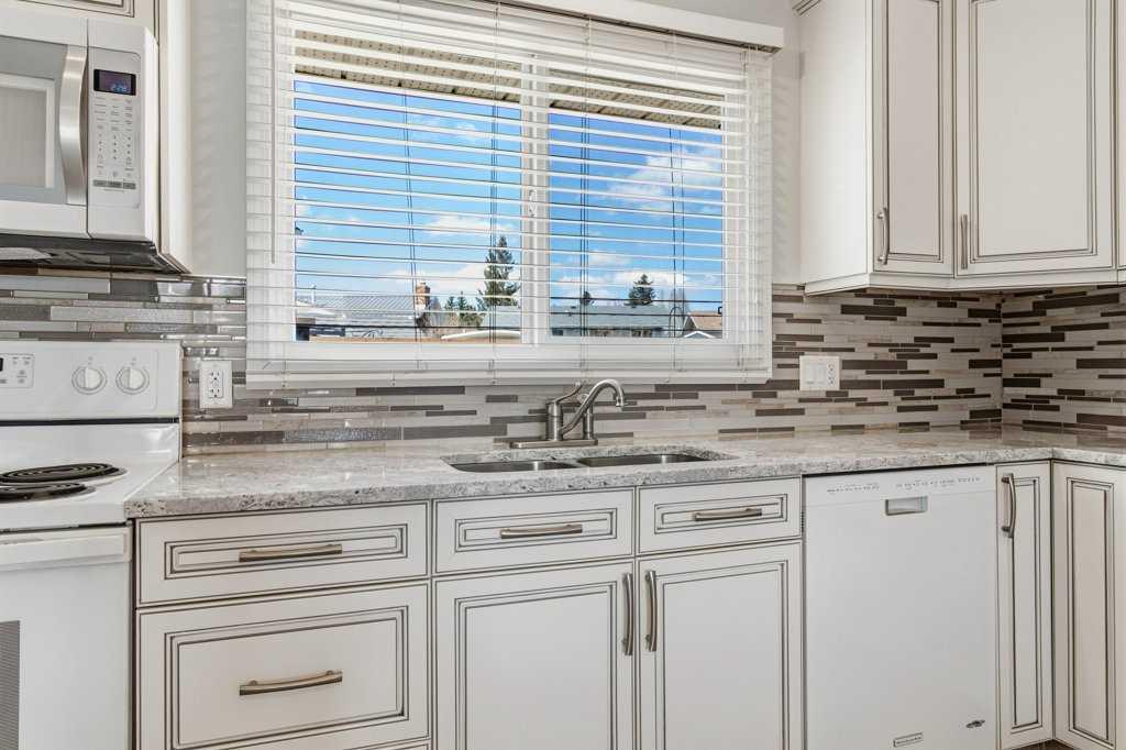 Additional image 5 of 40 Neal Close, Red Deer, AB, T4P 1N4