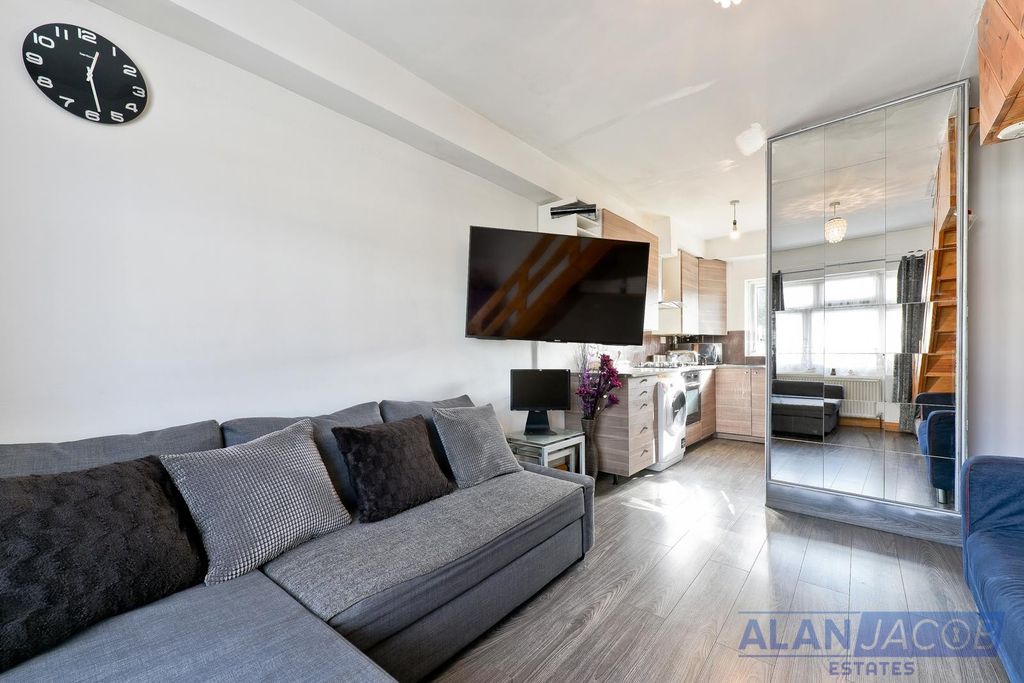 2 bed terraced house to rentHampton Road, Essex IG1