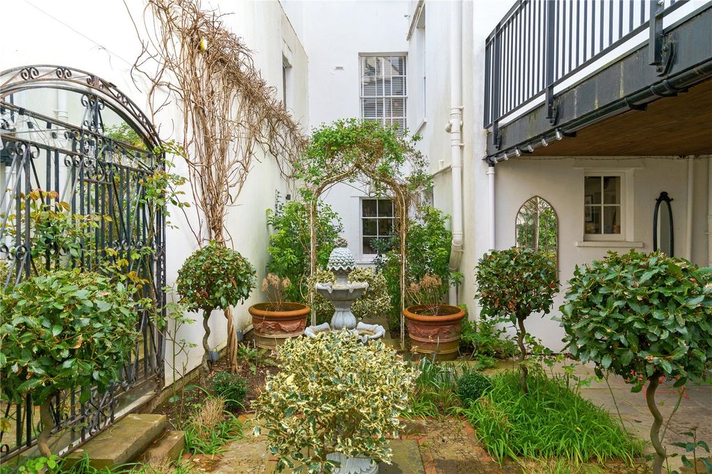 Additional image 12 of 2 bed flat to rentRoyal Crescent, Cheltenham, Gloucestershire GL50