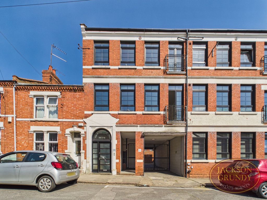 2 bed flat for saleArtizan Road, Abington NN1