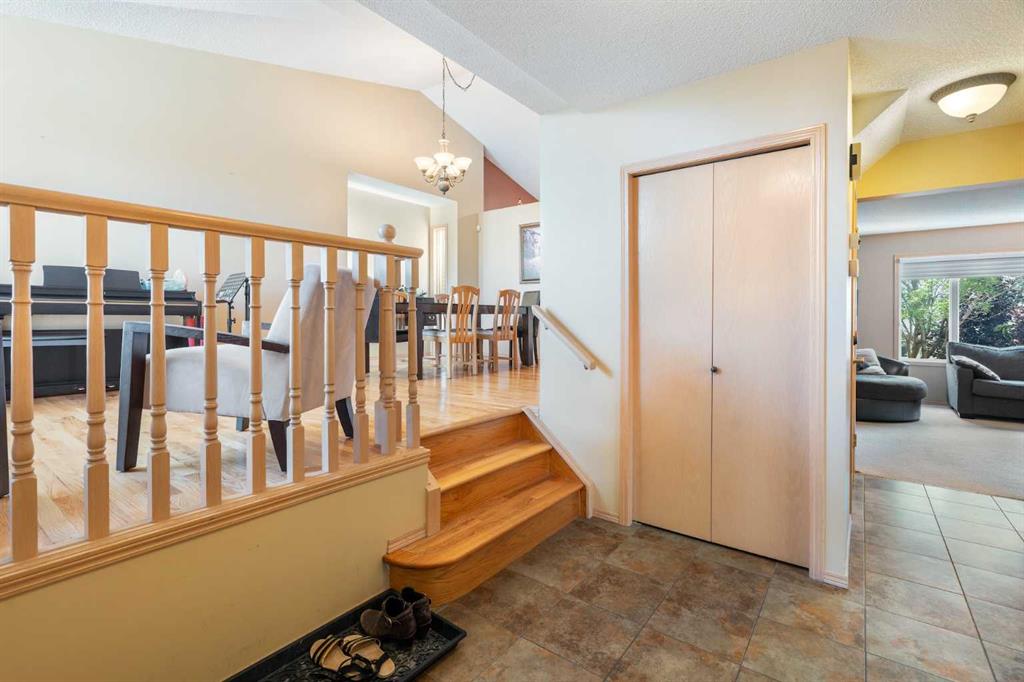 Additional image 3 of 113 Sierra Vista Terrace SW, Calgary, AB, T3H 3C4