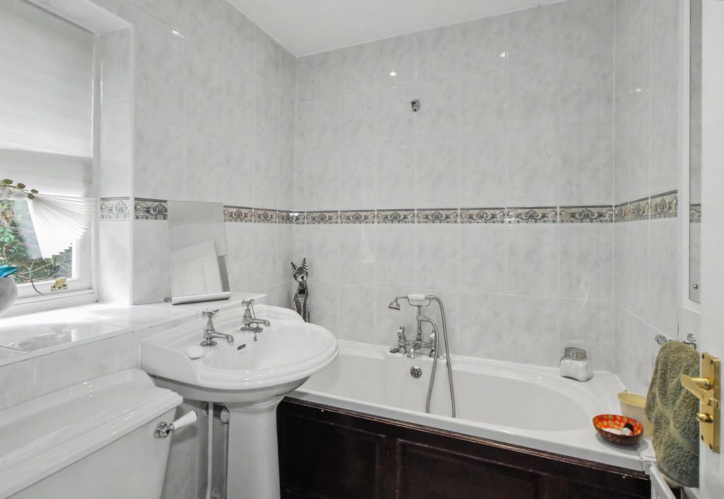 Additional image 9 of 3 bed detached house to rentBrisson Close, West End, Esher KT10