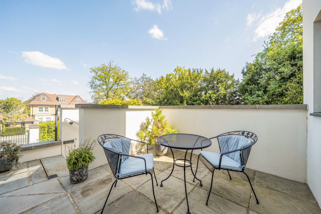 Additional image 7 of 3 bed flat for saleSouth Park Crescent, Gerrards Cross, Buckinghamshire SL9