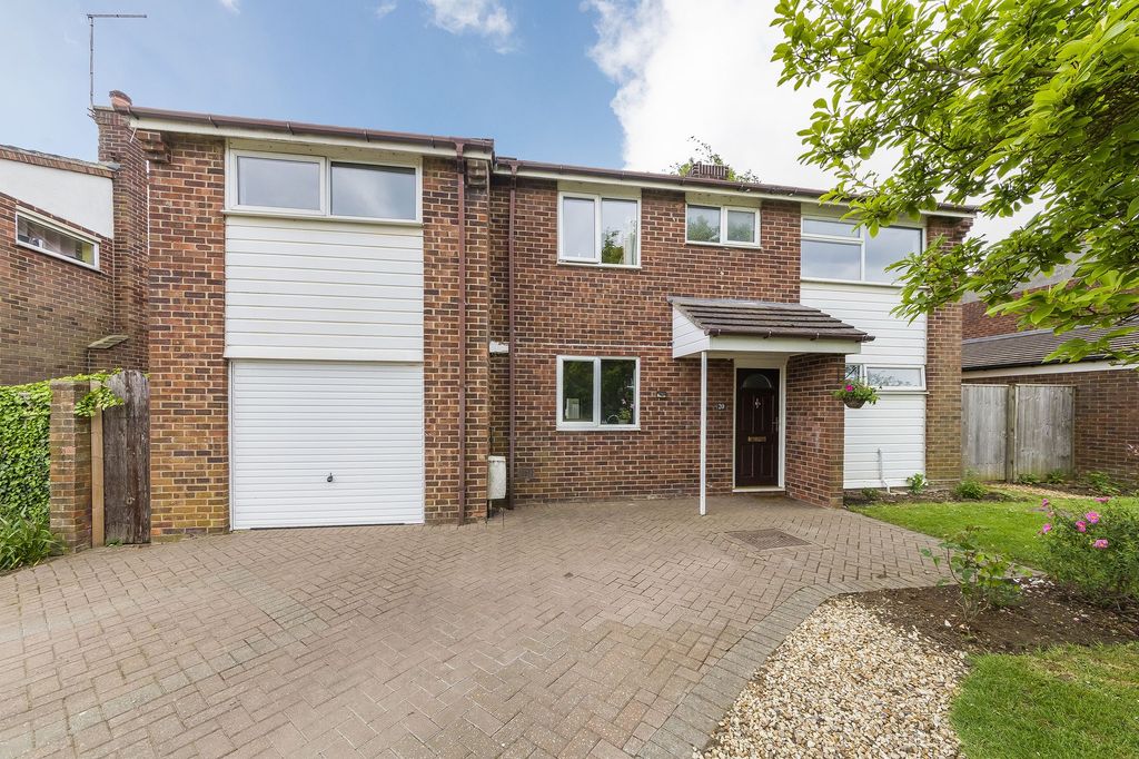 5 bed detached house for saleChambrai Close, Appleford OX14
