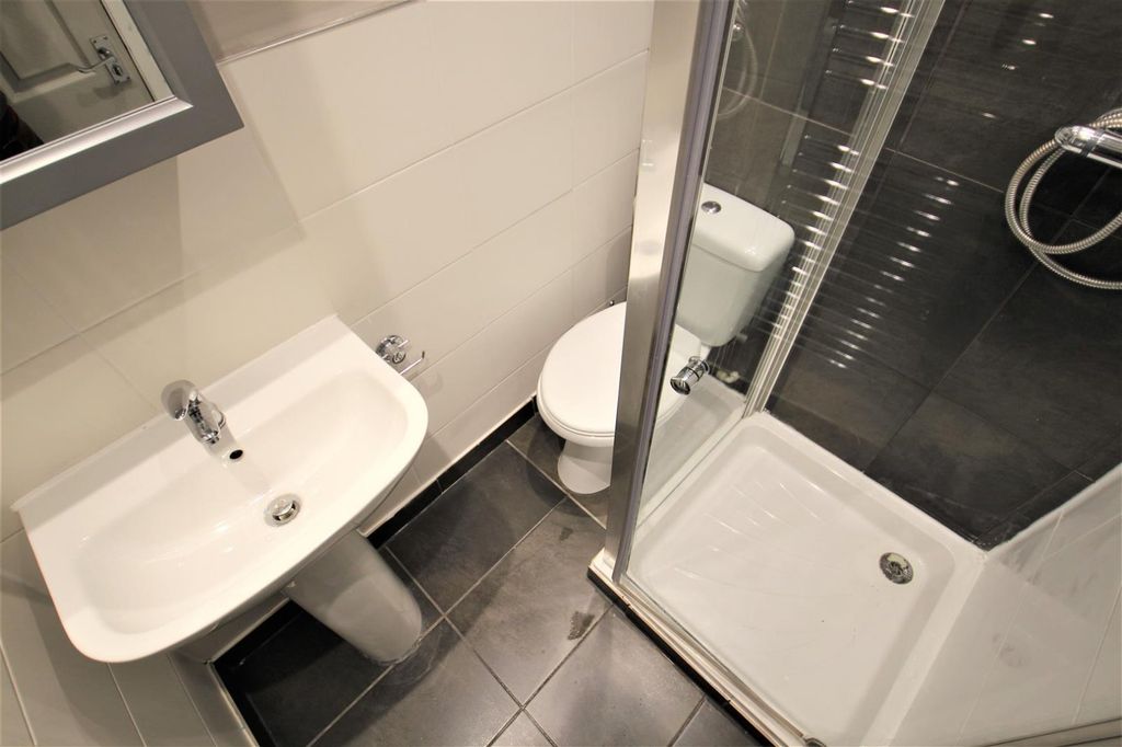 Additional image 13 of 4 bed flat to rentCliff Road, Woodhouse, Leeds, West Yorkshire LS6