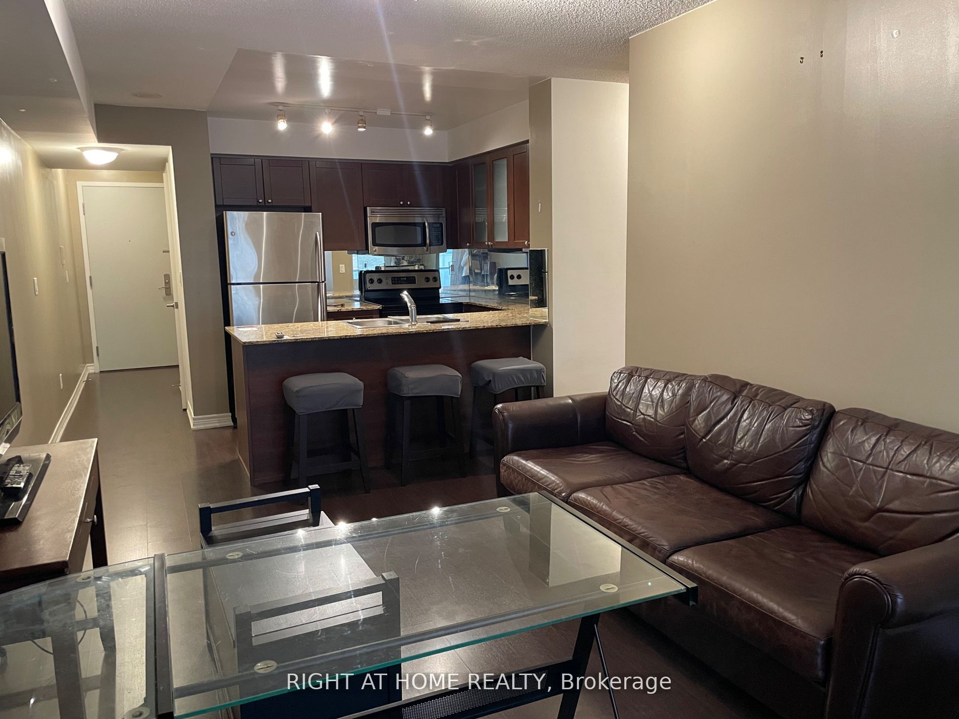 Additional image 5 of 807-761 Bay Street, Toronto, ON, M5G 2R2