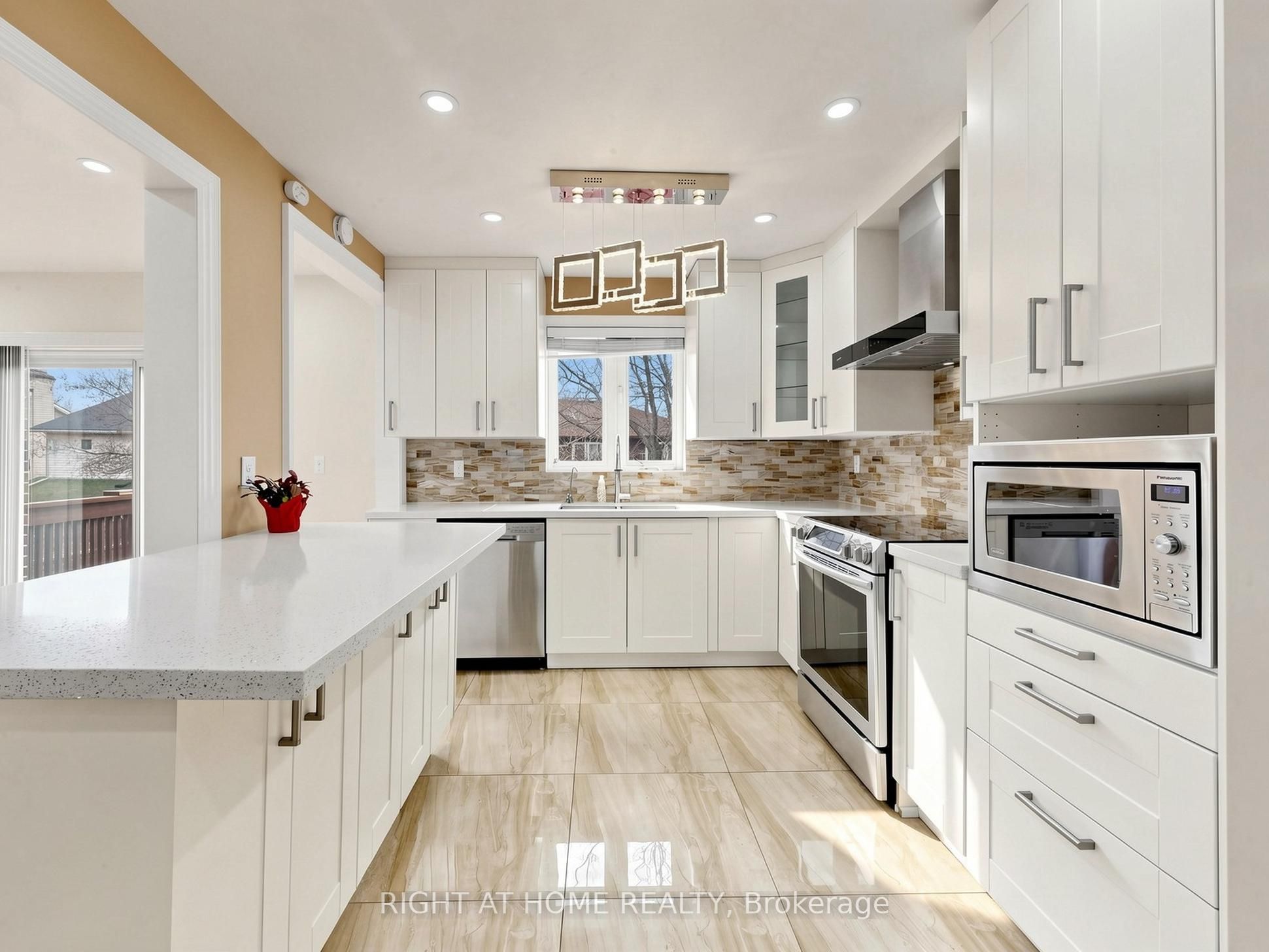 86 Howlett Avenue, Newmarket, ON, L3Y 5S5