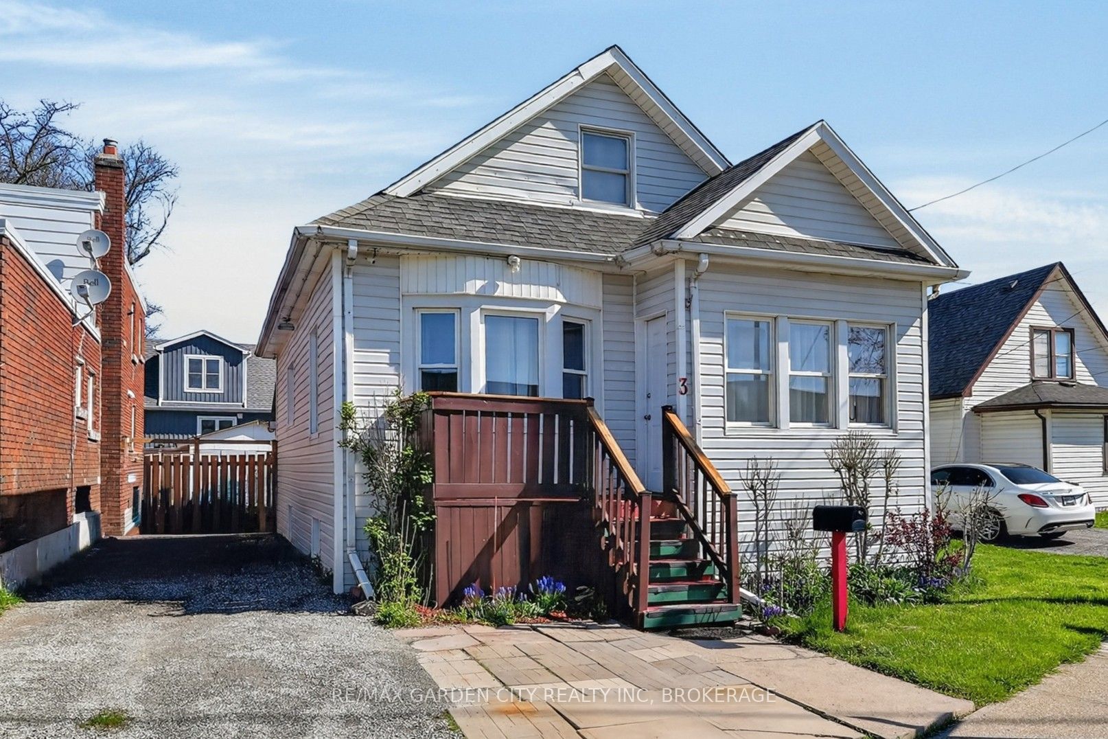 3 Delaware Avenue, St. Catharines, ON, L2M 5L7