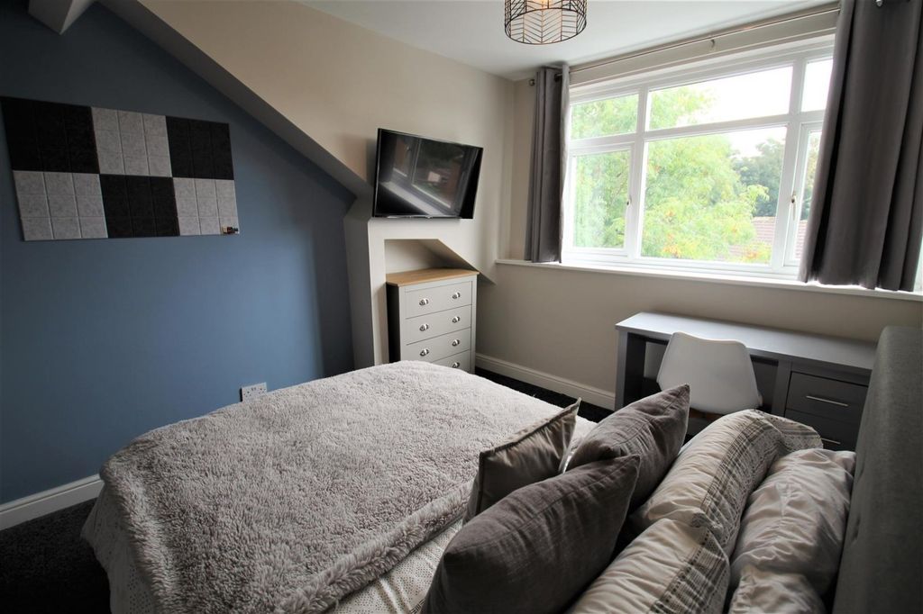 Additional image 12 of 4 bed flat to rentCliff Road, Woodhouse, Leeds, West Yorkshire LS6