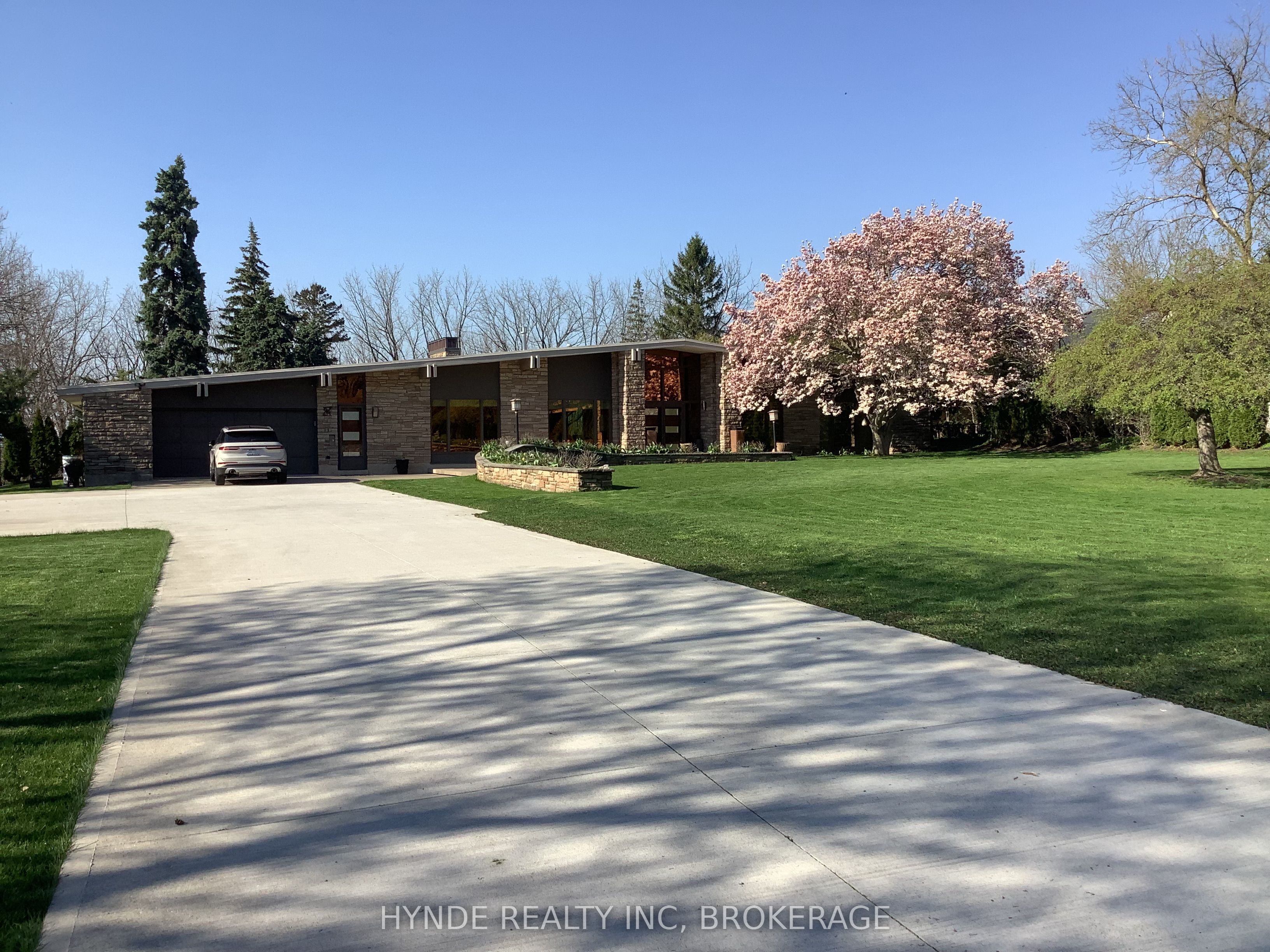 24 Woodmount Dr Drive, St. Catharines, ON, L2T 2X9