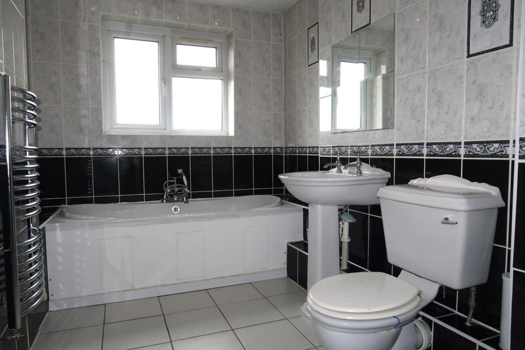 Additional image 12 of 4 bed property to rentSpencer Drive, Llandough, Penarth CF64