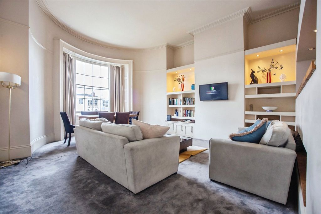 3 bed flat to rentBerkeley Street, Cheltenham, Gloucestershire GL52
