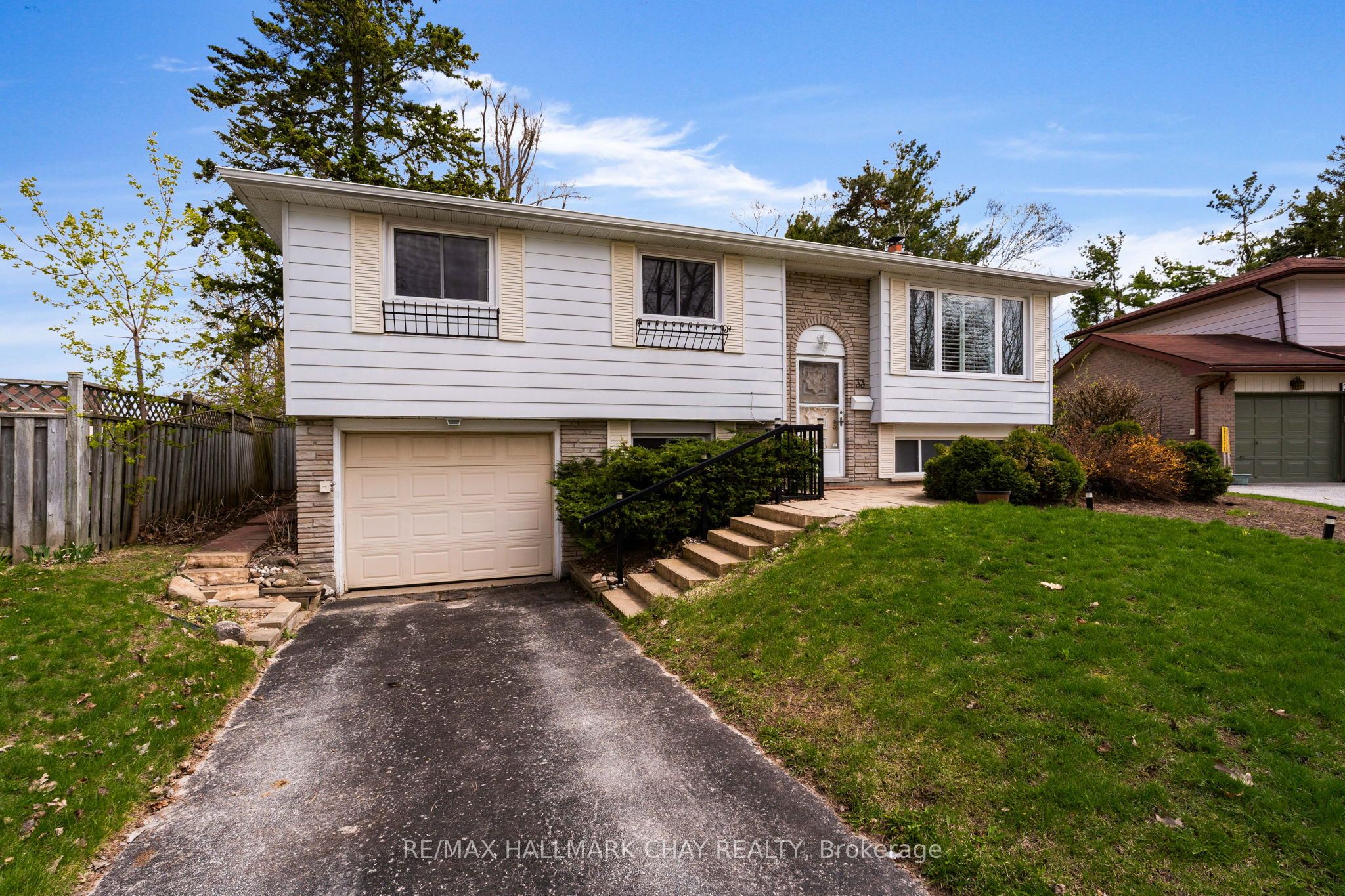 33 Davies Crescent, Barrie, ON, L4M 2M4