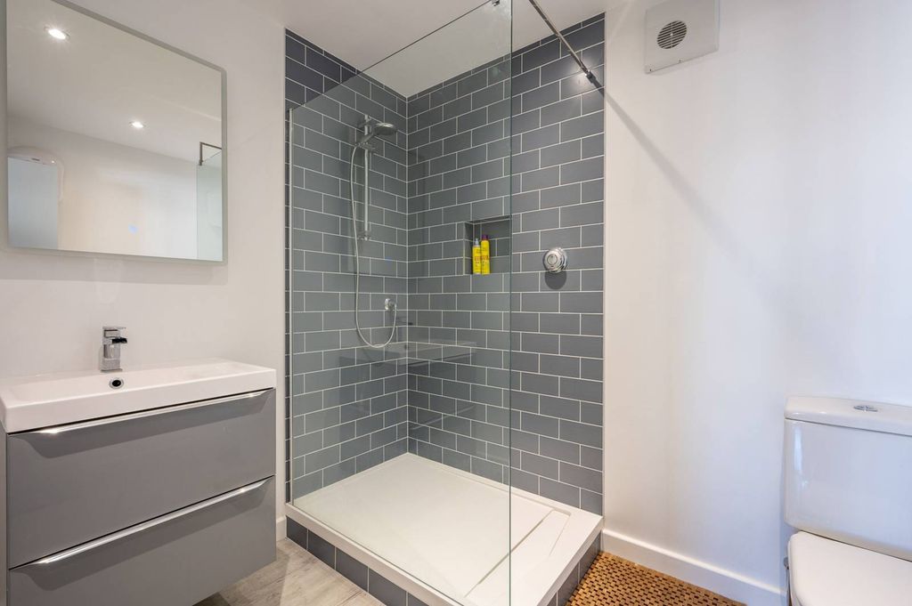 Additional image 9 of 3 bed flat to rentSydenham Road, Guildford GU1