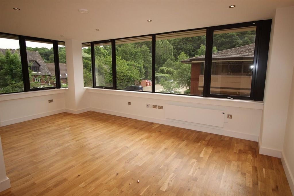 Studio to rent26 Weirview Place, Weyside Park, Godalming GU7