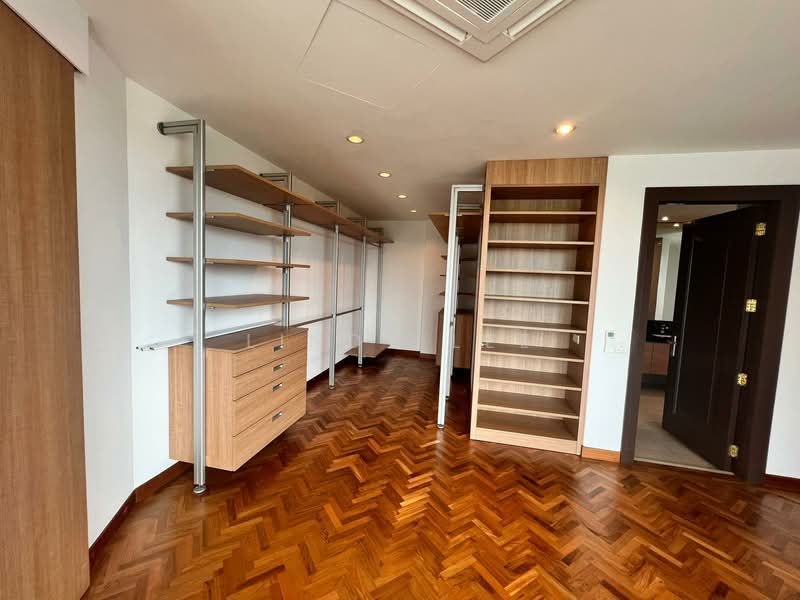 Rare Prime Location Elevated Two Storey with basement Good Class Bungalow for Rental photo 2