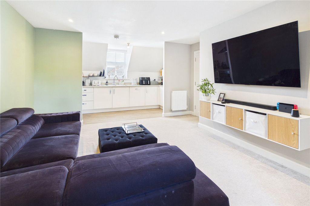 Additional image 3 of 2 bed flat to rentHutton Close, Newbury, Berkshire RG14