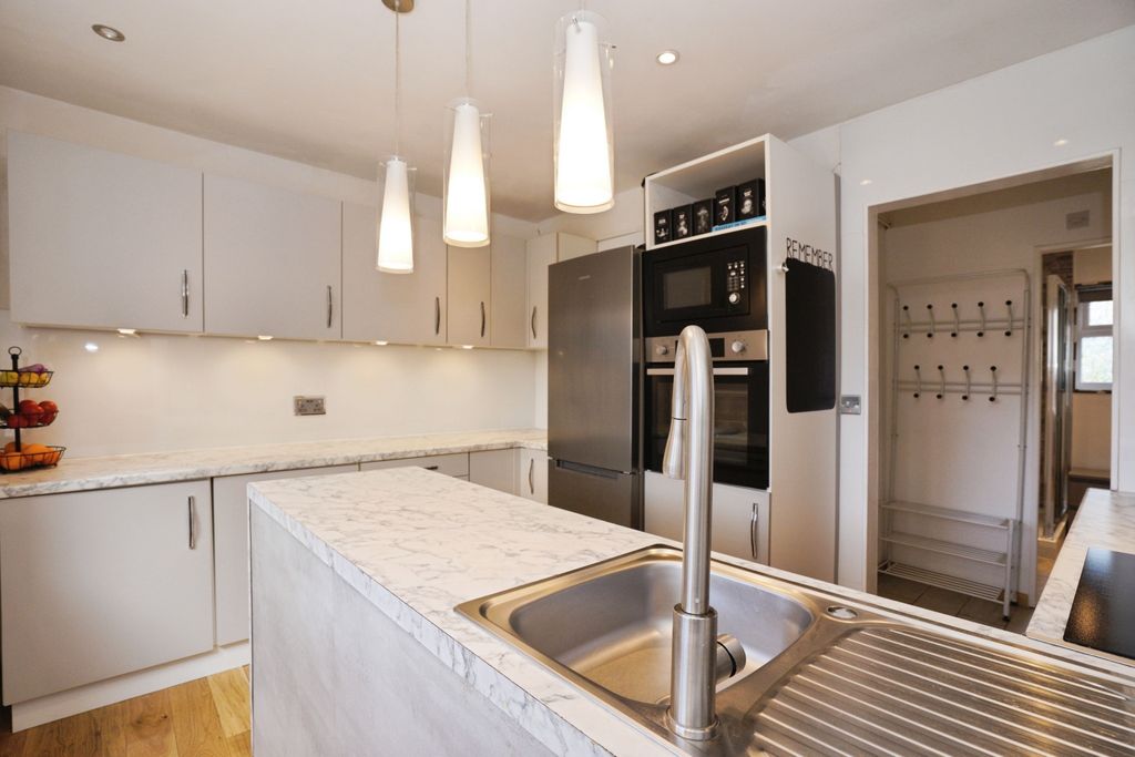 Additional image 3 of 4 bed semi-detached house for saleBeechwood Court, Dunstable LU6