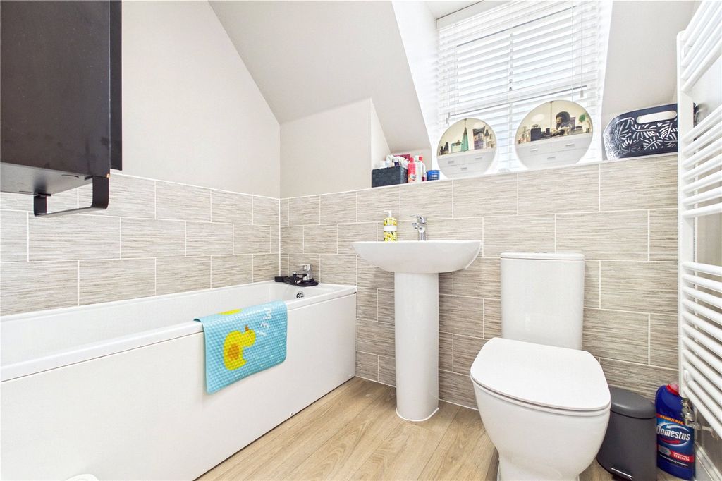Additional image 10 of 2 bed flat to rentHutton Close, Newbury, Berkshire RG14