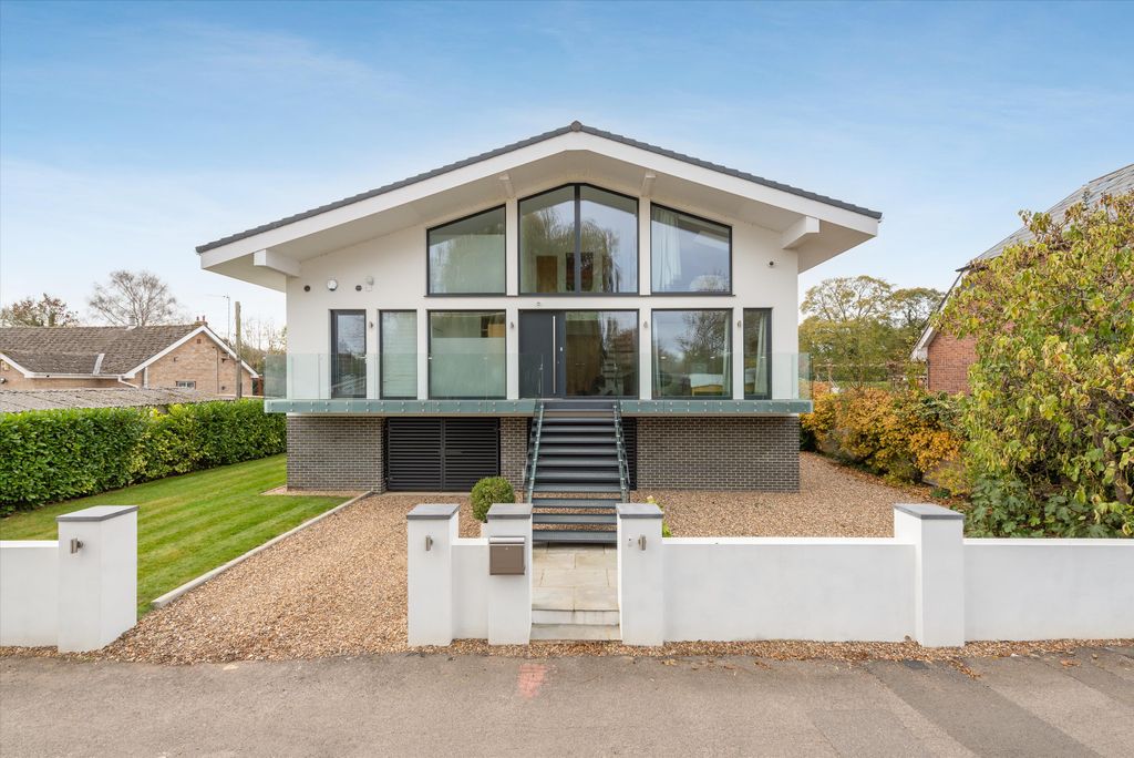 4 bed detached house to rentHam Island, Old Windsor, Windsor, Berkshire SL4