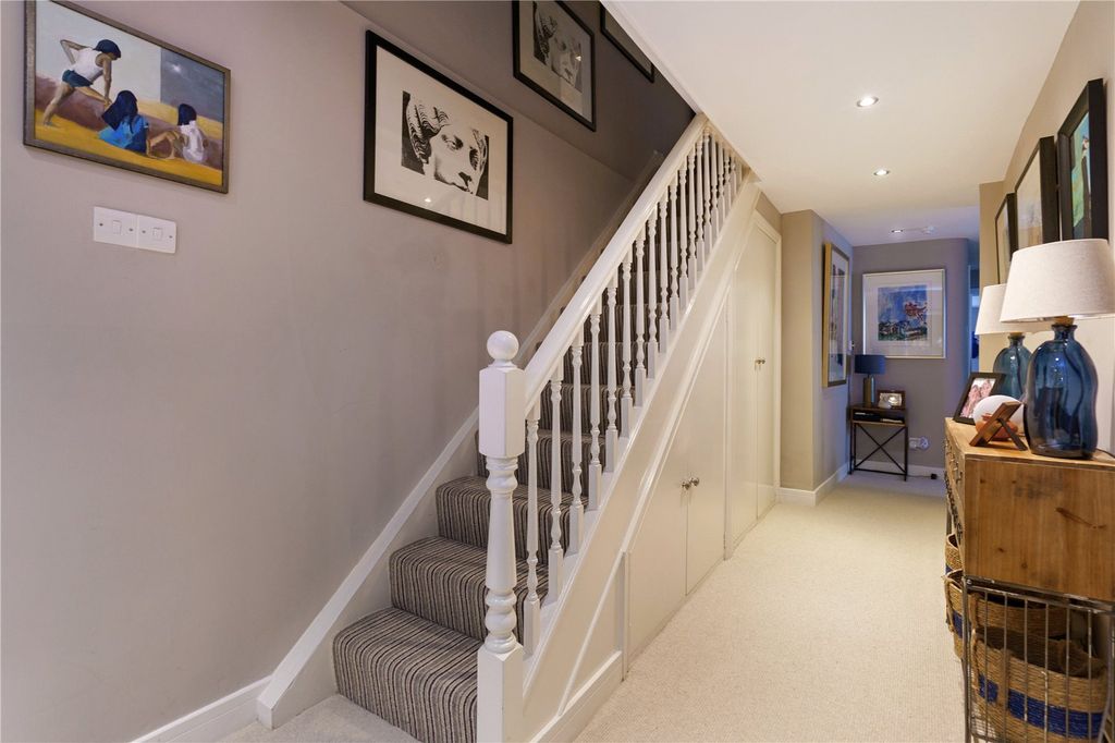 Additional image 7 of 2 bed flat to rentRoyal Crescent, Cheltenham, Gloucestershire GL50