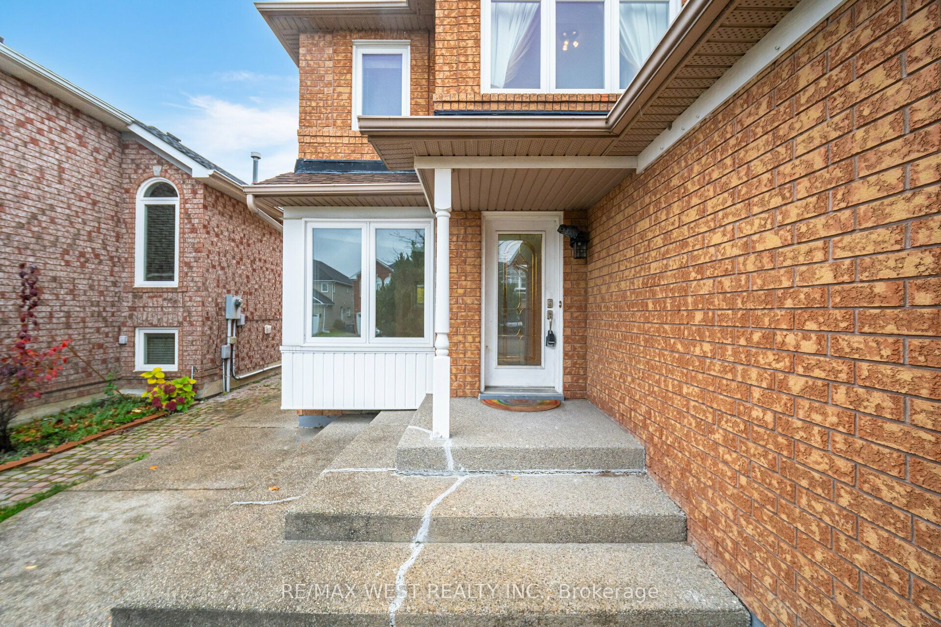 Additional image 3 of Main-5456 Whitehorn Avenue, Mississauga, ON, L5V 1V5