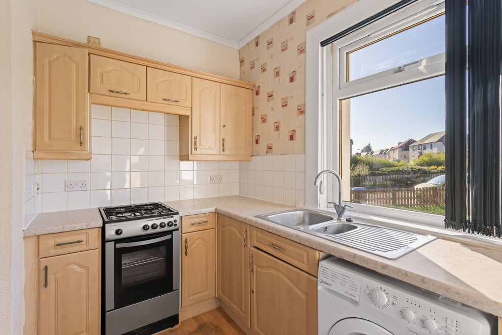2 bed flat to rentRiddochill Crescent, Blackburn, West Lothian EH47 photo 5