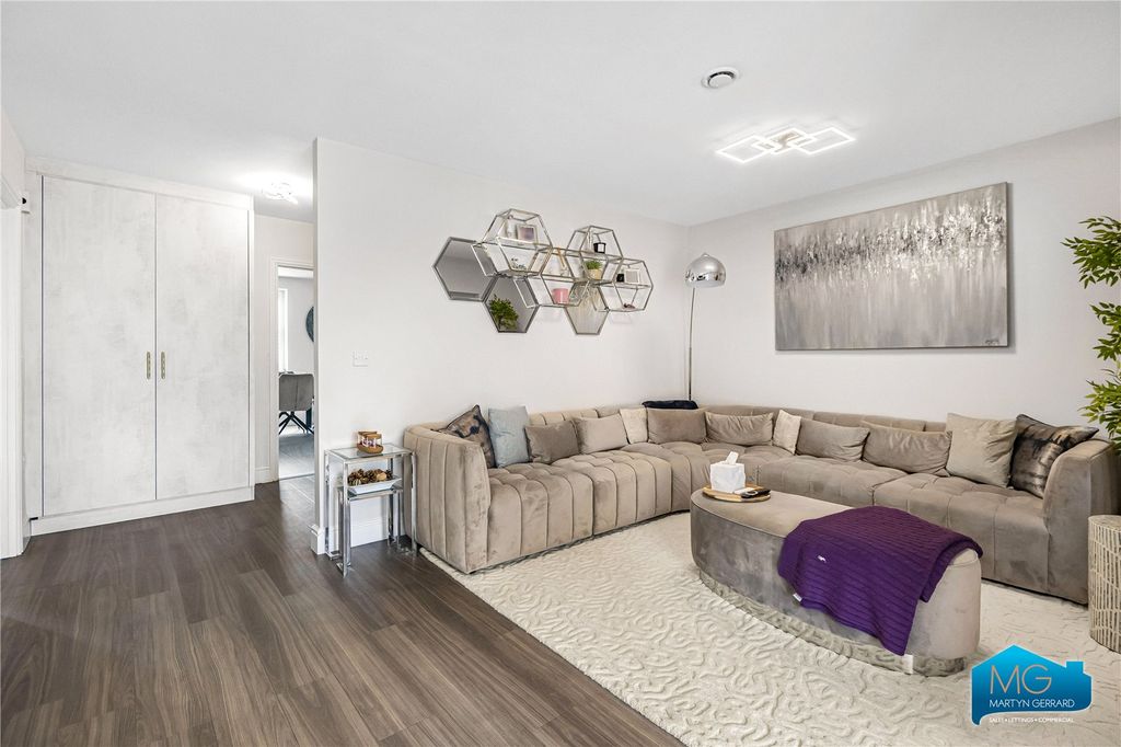 Additional image 2 of 4 bed semi-detached house to rentBunns Lane, Mill Hill, London NW7