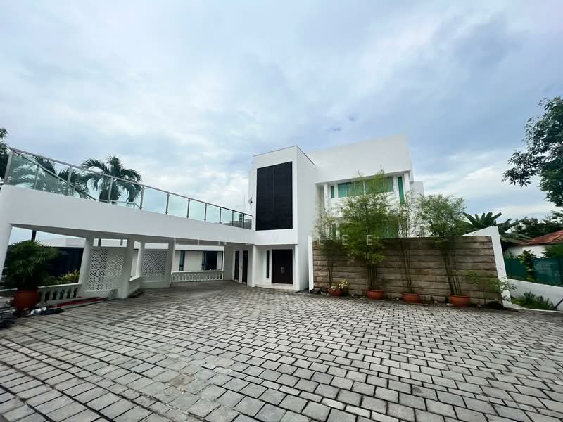 Rare Prime Location Elevated Two Storey with basement Good Class Bungalow for Rental photo 4
