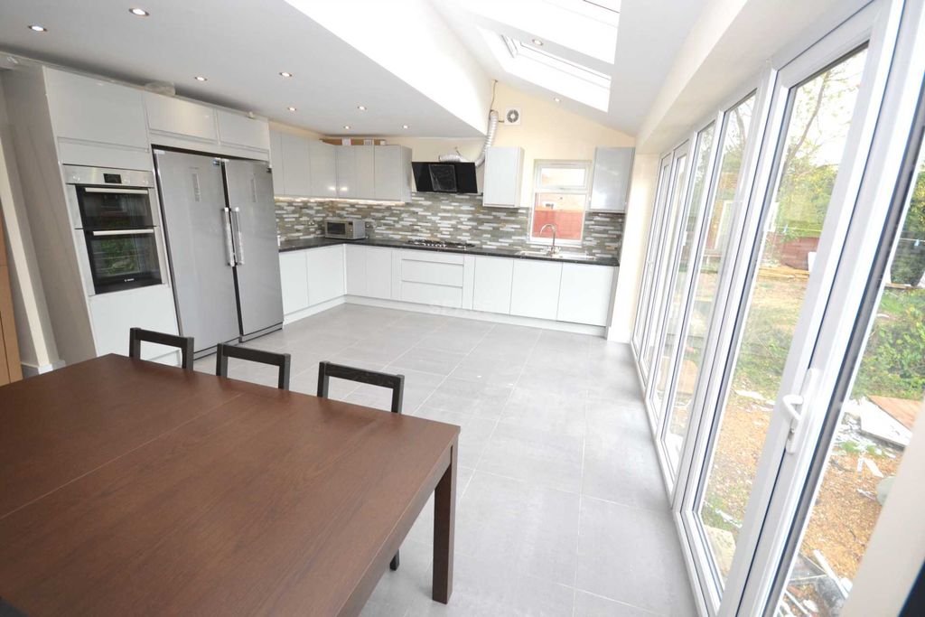 Additional image 4 of Room to rentChurch Road, Reading, Berkshire, - Room 8 RG6
