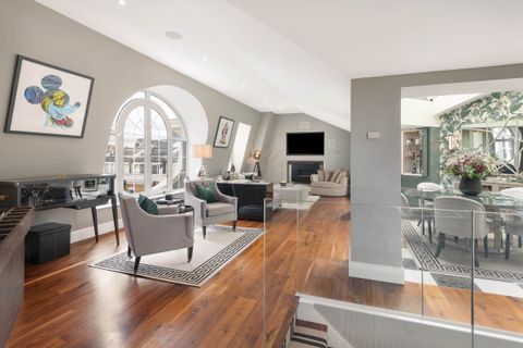 50 Carlyle Court, Chelsea Harbour, London SW10