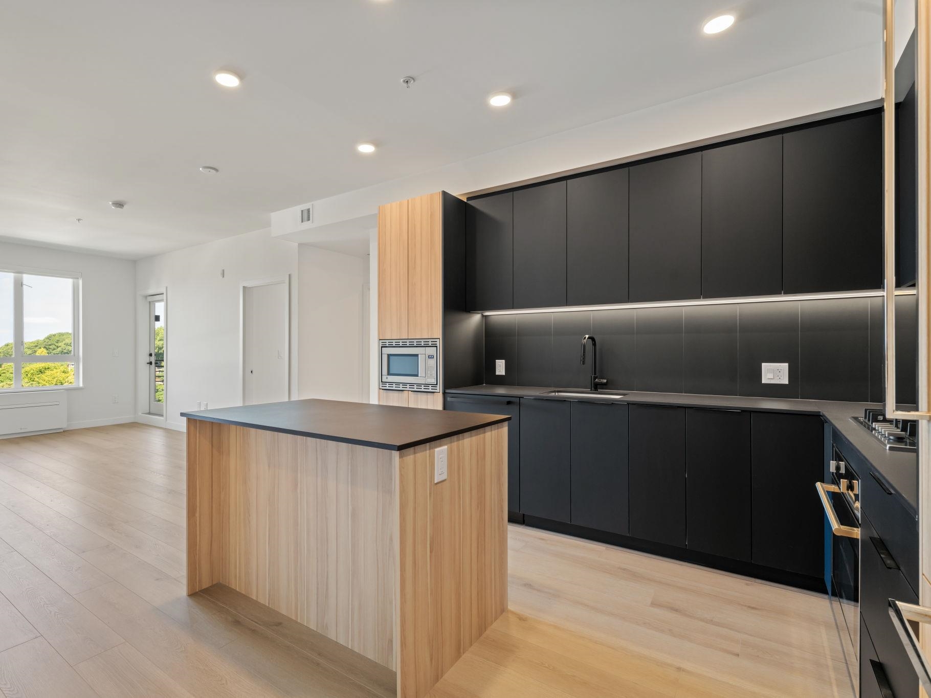 Additional image 3 of 603-2450 Garden Drive, Vancouver, BC, V5N 0K1
