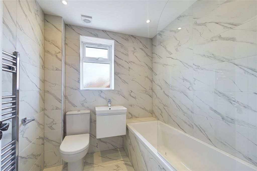 Additional image 10 of 3 bed town house to rentTurnpike Road, Newbury, Berkshire RG14
