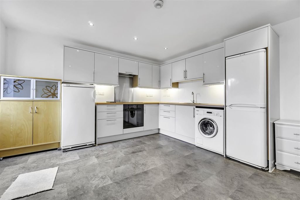 Additional image 3 of 5 bed property to rentSouthmead Road, Westbury-On-Trym, Bristol BS10
