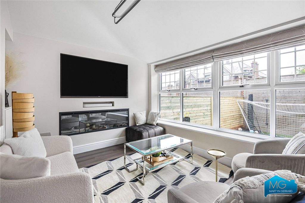 Additional image 7 of 4 bed semi-detached house to rentBunns Lane, Mill Hill, London NW7