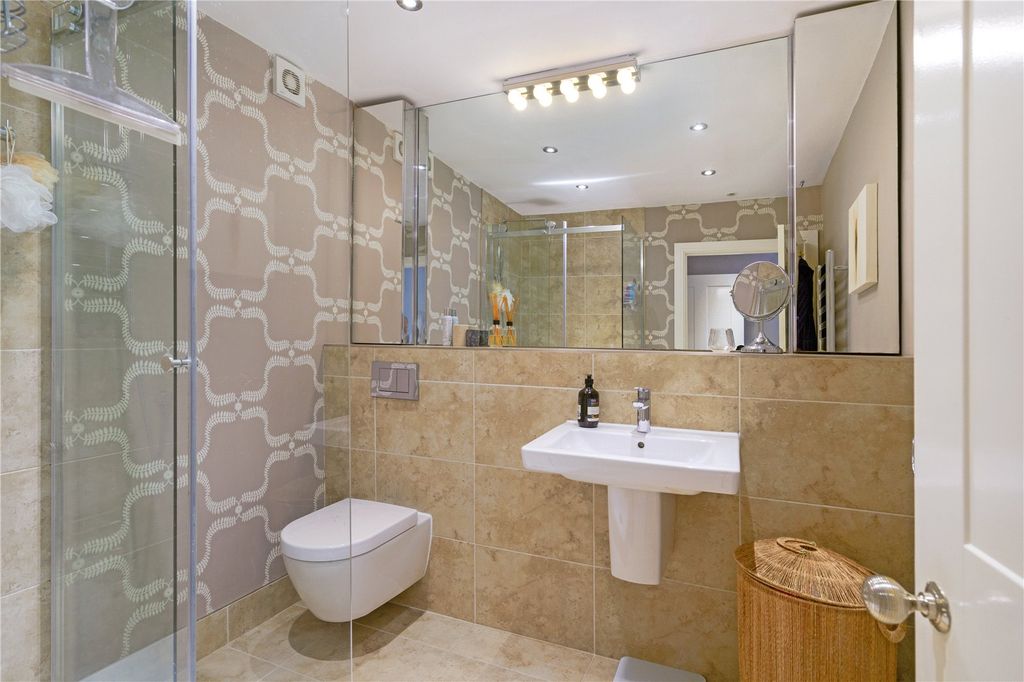 Additional image 10 of 2 bed flat to rentRoyal Crescent, Cheltenham, Gloucestershire GL50