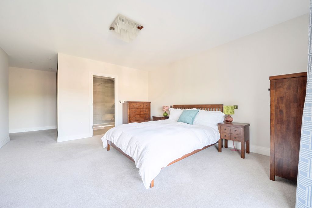 Additional image 17 of 3 bed flat for saleSouth Park Crescent, Gerrards Cross, Buckinghamshire SL9