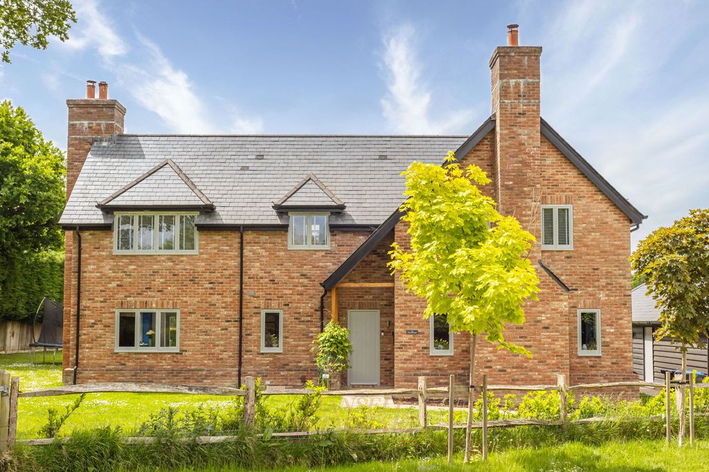 4 bed detached house to rentRowplatt Lane, Pixie Wood Farm RH19 photo 2