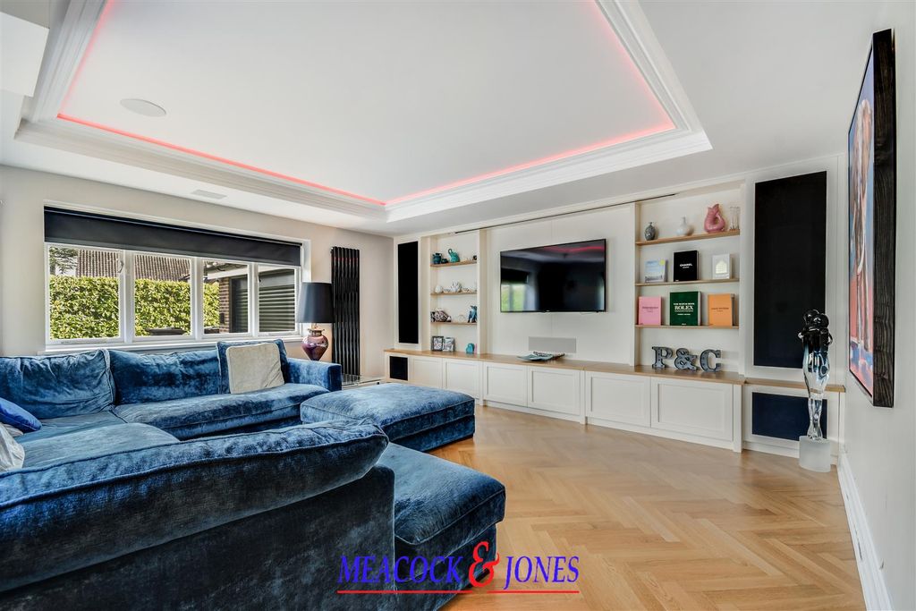 Additional image 7 of 5 bed detached house to rentRoundwood Avenue, Hutton Mount, Brentwood CM13
